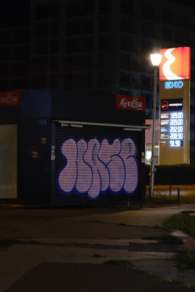 Coralle Stylewriting by hase. This Graffiti is located in Belgrade, Serbia and was created in 2023. This Graffiti can be described as Stylewriting, Throw Up, Street Bombing and Atmosphere.