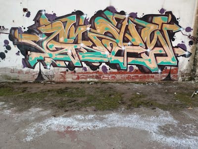 Beige and Brown Stylewriting by Gizmo. This Graffiti is located in Thessaloniki, Greece and was created in 2023. This Graffiti can be described as Stylewriting and Abandoned.