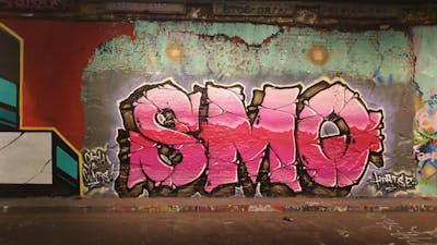 Red Stylewriting by smo__crew and hertse1. This Graffiti is located in London, United Kingdom and was created in 2023.
