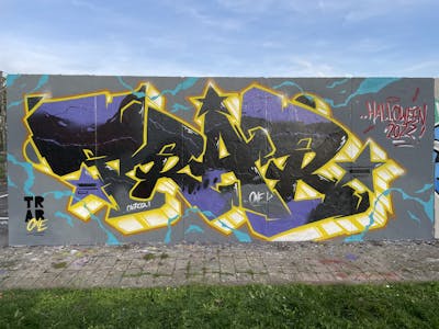 Yellow and Black Stylewriting by TrabOne. This Graffiti is located in Oschatz, Germany and was created in 2022. This Graffiti can be described as Stylewriting and Wall of Fame.