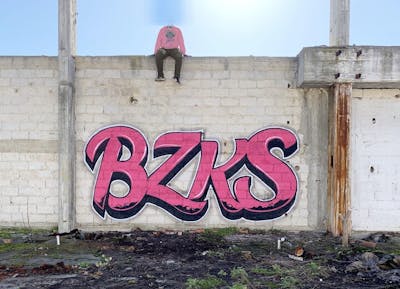 Coralle and Black Stylewriting by bzks. This Graffiti is located in Thessaloniki, Greece and was created in 2023. This Graffiti can be described as Stylewriting and Abandoned.
