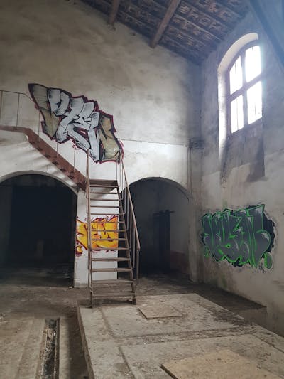 Colorful Stylewriting by Vyew and LFP. This Graffiti is located in Carcassonne, France and was created in 2021. This Graffiti can be described as Stylewriting and Abandoned.