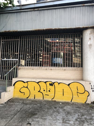 Yellow Street Bombing by Grude. This Graffiti is located in salvador, Brazil and was created in 2021. This Graffiti can be described as Street Bombing and Throw Up.