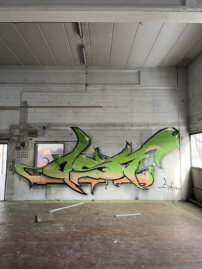 Light Green and Beige Stylewriting by mobar and Ost crew. This Graffiti is located in München, Germany and was created in 2023. This Graffiti can be described as Stylewriting and Abandoned.