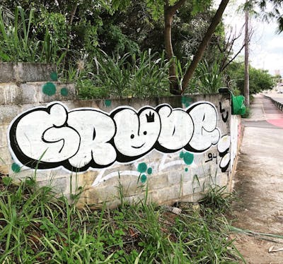 White and Black Stylewriting by Grude. This Graffiti is located in salvador, Brazil and was created in 2021. This Graffiti can be described as Stylewriting, Street Bombing and Throw Up.