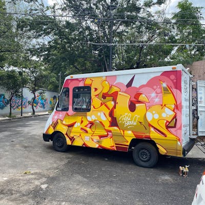 Coralle and Yellow Stylewriting by Brus and Plus. This Graffiti is located in Guadalajara, Mexico and was created in 2022. This Graffiti can be described as Stylewriting and Cars.