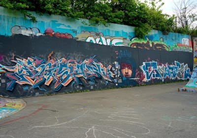 Blue and Colorful Stylewriting by kern, Jason_0ne and Sauger. This Graffiti is located in Duisburg, Germany and was created in 2023. This Graffiti can be described as Stylewriting, Characters and Wall of Fame.