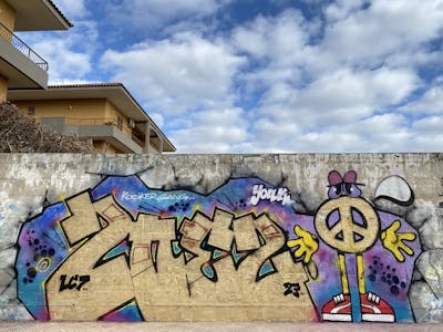Gold and Colorful Stylewriting by 2nez. This Graffiti is located in Avola, Italy and was created in 2023. This Graffiti can be described as Stylewriting, Characters and Street Bombing.