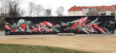 Grey and Coralle Stylewriting by mobar, Tenk, Ost crew and Los Capitanos. This Graffiti is located in Leipzig, Germany and was created in 2021. This Graffiti can be described as Stylewriting and Wall of Fame.