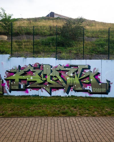 Green and Coralle Stylewriting by PUCK. This Graffiti is located in cologne, Germany and was created in 2023. This Graffiti can be described as Stylewriting and Wall of Fame.