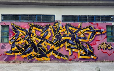 Orange and Violet Stylewriting by Spant. This Graffiti is located in Levadia, Greece and was created in 2022. This Graffiti can be described as Stylewriting and Wall of Fame.