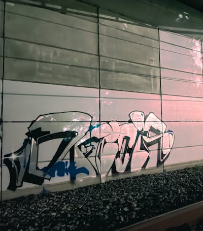 Chrome and Black Stylewriting by Decoi. This Graffiti is located in Auckland, New Zealand and was created in 2022. This Graffiti can be described as Stylewriting and Line Bombing.