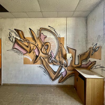 Beige Stylewriting by Ketru. This Graffiti is located in France and was created in 2024. This Graffiti can be described as Stylewriting and Abandoned.