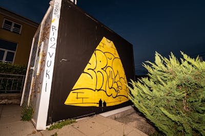 Yellow and Black Handstyles by BDBU, PLZ and Brat. This Graffiti is located in Rijeka, Croatia and was created in 2022. This Graffiti can be described as Handstyles, Murals and Streetart.
