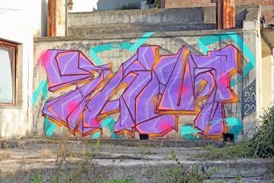 Violet and Orange Stylewriting by 7AM. This Graffiti is located in Novi Sad, Serbia and was created in 2022. This Graffiti can be described as Stylewriting and Abandoned.