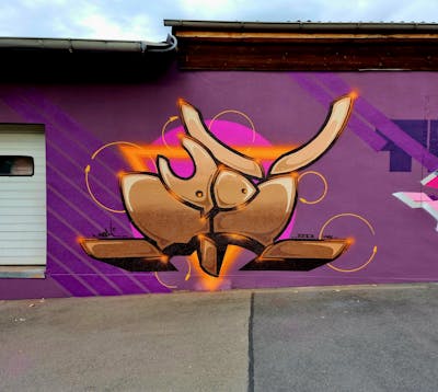 Beige and Violet Stylewriting by Modi. This Graffiti is located in Saalfeld, Germany and was created in 2022.
