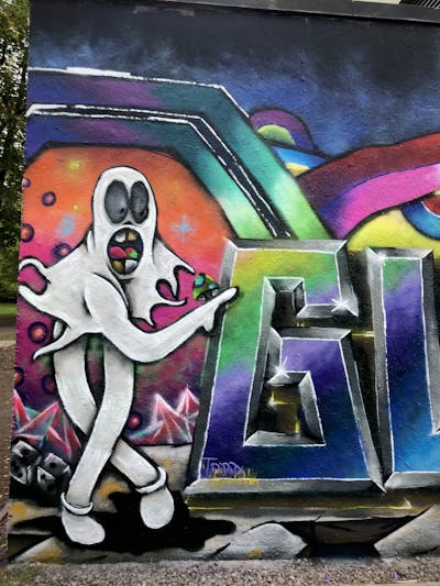 White and Colorful Characters by Glurak. This Graffiti is located in Berlin, Germany and was created in 2022.