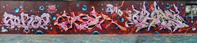 Colorful and Coralle Stylewriting by CDSK, Sorez, Chips and SIDOK. This Graffiti is located in London, United Kingdom and was created in 2023. This Graffiti can be described as Stylewriting and Wall of Fame.