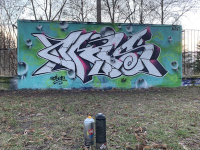 Chrome and Colorful and Cyan Stylewriting by Czosen1. This Graffiti is located in Warsaw, Poland and was created in 2023. This Graffiti can be described as Stylewriting and Wall of Fame.