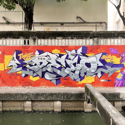 Grey and Violet and Red Stylewriting by DEIO. This Graffiti is located in Bangkok, Thailand and was created in 2023.