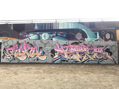 Grey and Coralle and Beige Stylewriting by hertse1, smo__crew and Goro. This Graffiti is located in London, United Kingdom and was created in 2020.