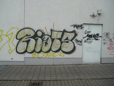 Beige Handstyles by Riots. This Graffiti is located in Leipzig, Germany and was created in 2008. This Graffiti can be described as Handstyles, Street Bombing and Throw Up.