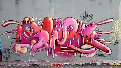 Coralle and Red Stylewriting by Glor. This Graffiti is located in London, United Kingdom and was created in 2022. This Graffiti can be described as Stylewriting and Wall of Fame.