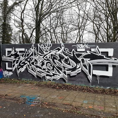 Black and White and Grey Stylewriting by Acide4000. This Graffiti is located in Liège, Belgium and was created in 2023. This Graffiti can be described as Stylewriting and Wall of Fame.