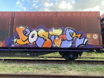 Violet and Orange Stylewriting by Poster. This Graffiti is located in Germany and was created in 2022. This Graffiti can be described as Stylewriting, Trains and Freights.