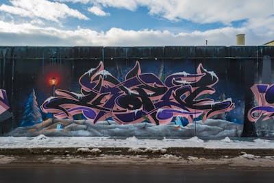 Violet and Coralle and Colorful Stylewriting by Utopia. This Graffiti is located in Chemnitz, Germany and was created in 2023. This Graffiti can be described as Stylewriting.
