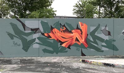 Red and Green Stylewriting by casom and 7hells. This Graffiti is located in Dresden, Germany and was created in 2020. This Graffiti can be described as Stylewriting, 3D and Wall of Fame.