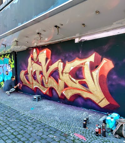 Gold and Red Stylewriting by Jibo and MDS. This Graffiti is located in mönchengladbach, Germany and was created in 2024. This Graffiti can be described as Stylewriting and Wall of Fame.