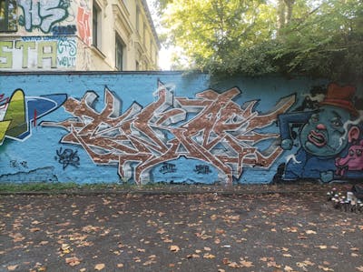 Gold and Light Blue Stylewriting by Lowrong and Skaf. This Graffiti is located in Leipzig, Germany and was created in 2022. This Graffiti can be described as Stylewriting, Wall of Fame and Characters.