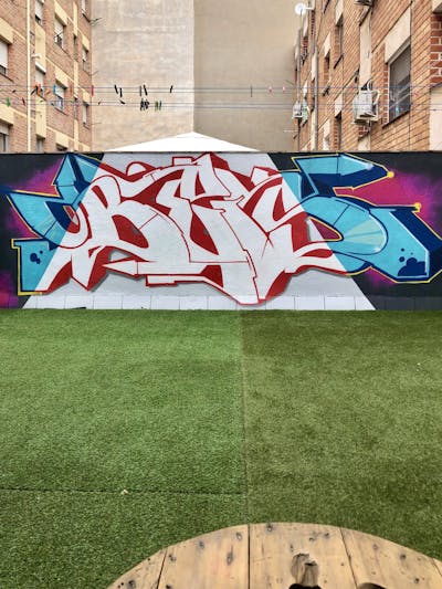 Colorful and White and Red Stylewriting by Beys. This Graffiti is located in Barcelona, Spain and was created in 2023.
