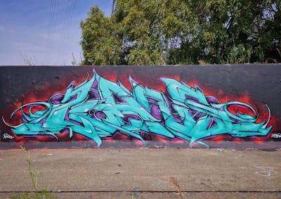 Cyan and Violet and Red Stylewriting by Loans. This Graffiti is located in London, United Kingdom and was created in 2023.