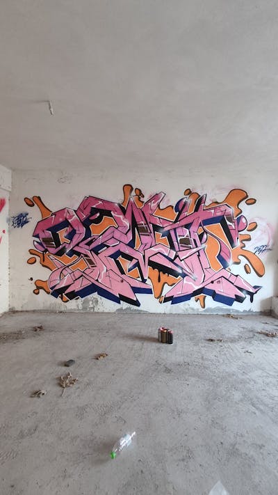 Coralle and Orange Stylewriting by Spant. This Graffiti is located in Levadia, Greece and was created in 2022. This Graffiti can be described as Stylewriting and Abandoned.