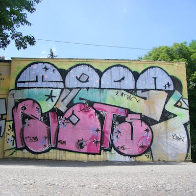 Colorful and Coralle Stylewriting by Riots, Otzi, cme, outos and toon. This Graffiti is located in Leipzig, Germany and was created in 2008.