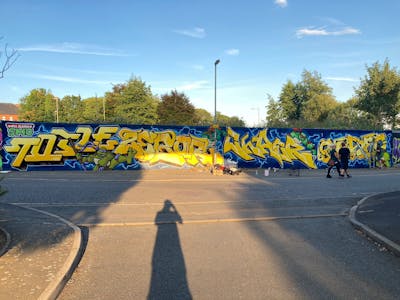 Yellow and Blue Stylewriting by Toile, Zebor, Sorez, smo__crew and Chaer. This Graffiti is located in London, United Kingdom and was created in 2022. This Graffiti can be described as Stylewriting, Wall of Fame and Characters.