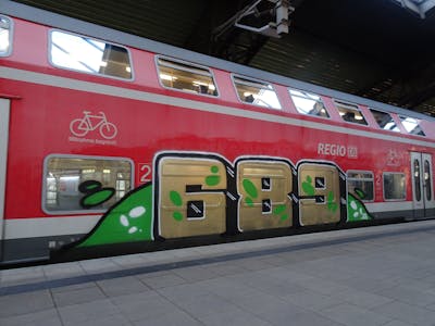 Gold and Light Green Stylewriting by 689. This Graffiti is located in Dresden, Germany and was created in 2023. This Graffiti can be described as Stylewriting and Trains.