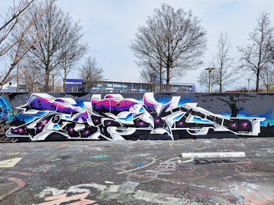 White and Black and Violet Stylewriting by TOEK. This Graffiti is located in Dresden, Germany and was created in 2023. This Graffiti can be described as Stylewriting and Wall of Fame.