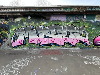 Grey and Coralle Stylewriting by Muser. This Graffiti is located in Leipzig, Germany and was created in 2024. This Graffiti can be described as Stylewriting and Wall of Fame.