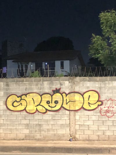 Yellow Street Bombing by Grude. This Graffiti is located in salvador, Brazil and was created in 2021. This Graffiti can be described as Street Bombing and Throw Up.