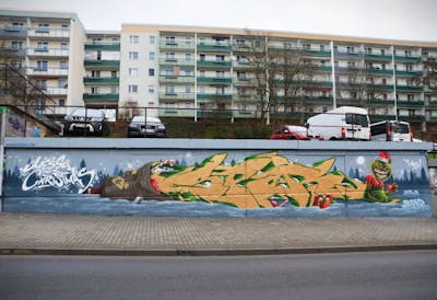 Gold and Green and Grey Stylewriting by SPOARE153. This Graffiti is located in Frankfurt, Germany and was created in 2021. This Graffiti can be described as Stylewriting, Characters and Wall of Fame.