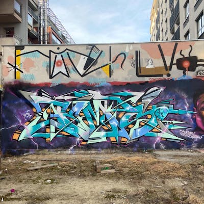 Colorful and Cyan Stylewriting by Temps1. This Graffiti is located in Poland and was created in 2022. This Graffiti can be described as Stylewriting and Wall of Fame.