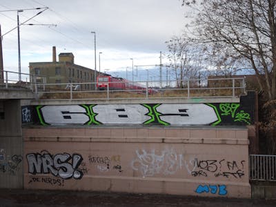 Light Green and Chrome Stylewriting by 689 and 689ers. This Graffiti is located in Meißen, Germany and was created in 2022. This Graffiti can be described as Stylewriting, Line Bombing and Street Bombing.
