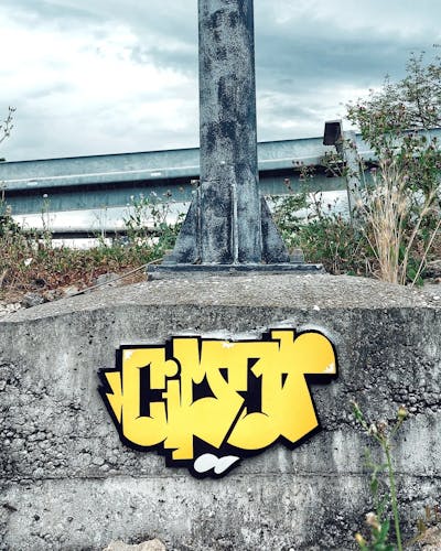 Yellow and Black Streetart by Cimet. This Graffiti is located in Zagreb, Croatia and was created in 2023.