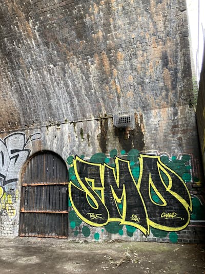 Black and Yellow and Green Stylewriting by smo__crew. This Graffiti is located in Wolverhampton, United Kingdom and was created in 2022. This Graffiti can be described as Stylewriting and Abandoned.