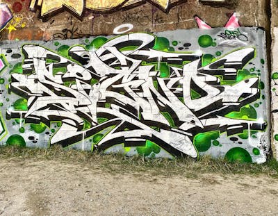 Chrome and Green Stylewriting by Signo. This Graffiti is located in France and was created in 2023. This Graffiti can be described as Stylewriting and Wall of Fame.