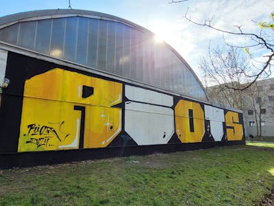 Yellow and White and Black Roll Up by Riots. This Graffiti is located in Leipzig, Germany and was created in 2024.