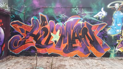 Orange and Violet and Colorful Stylewriting by Hu-Man. This Graffiti is located in Hamburg, Germany and was created in 2024. This Graffiti can be described as Stylewriting and Wall of Fame.